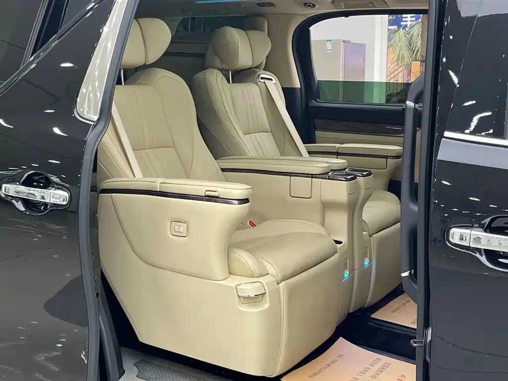 Toyota Alphard 2023 — фото 12