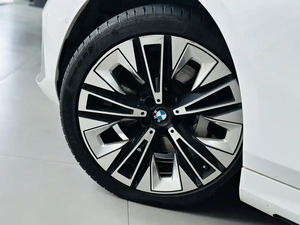 BMW 5 Series 2024 — фото 11