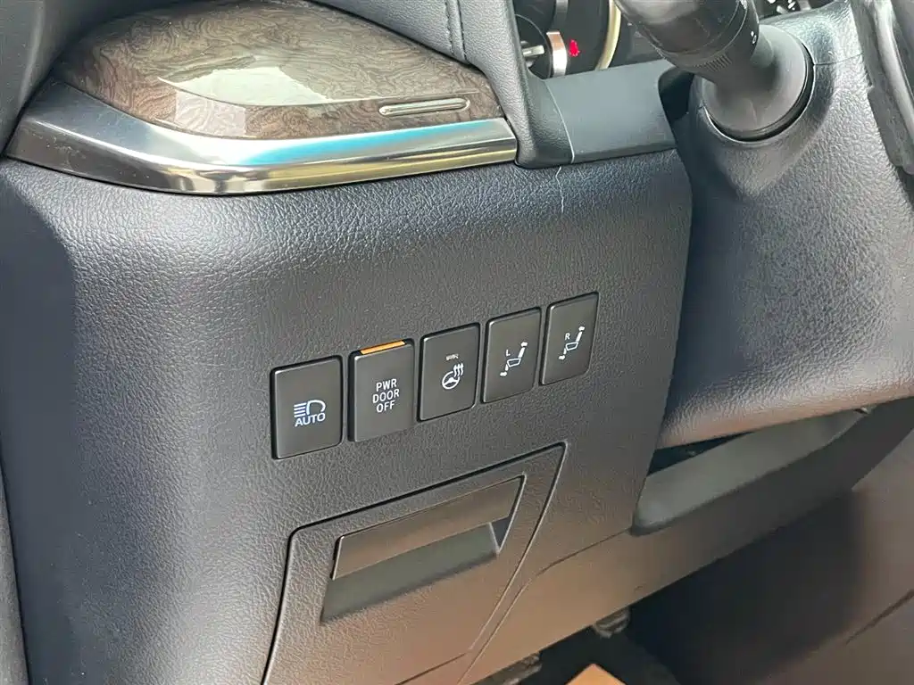 Toyota Alphard 2023 — фото 21