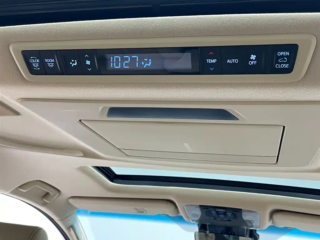 Toyota Alphard 2023 — фото 39