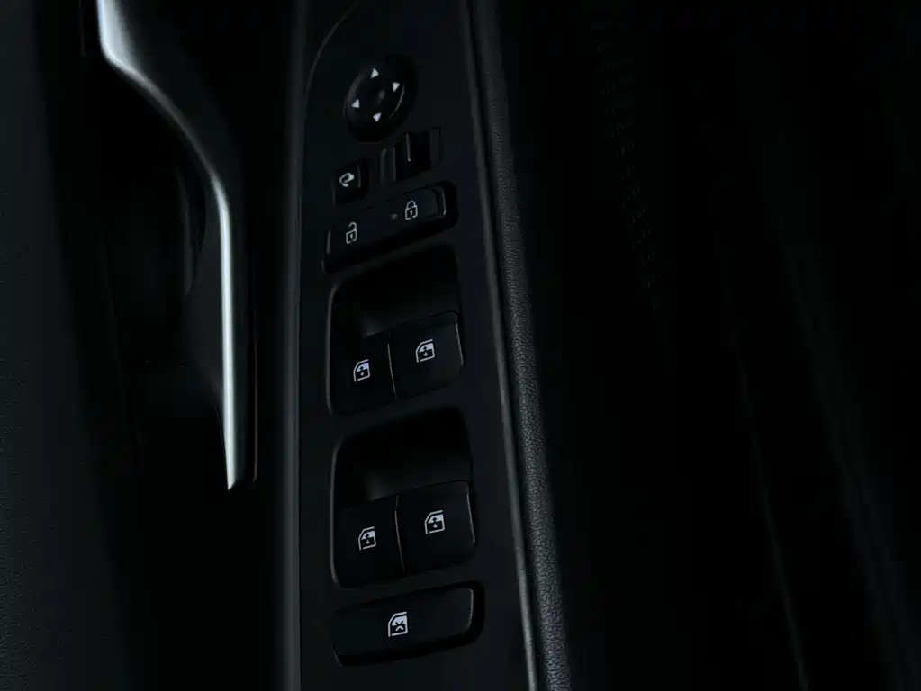Hyundai Elantra 2023 — фото 17