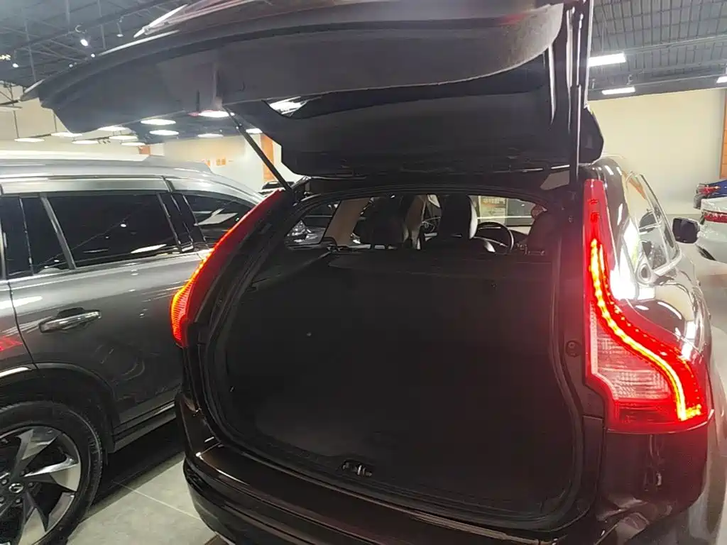 Volvo XC60 2017 — фото 19
