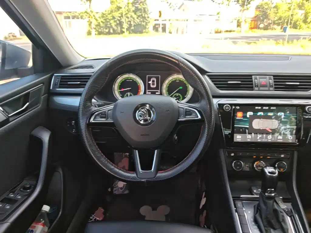 Skoda Superb 2018 — фото 11