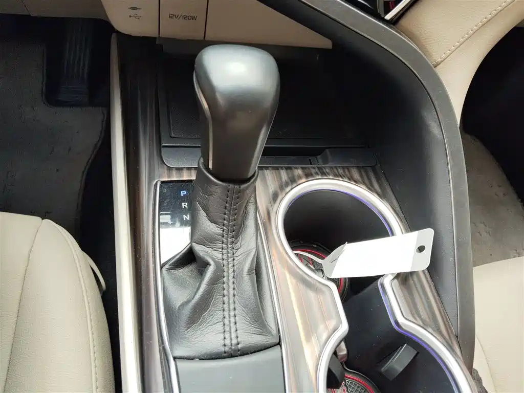 Toyota Camry 2018 — фото 14
