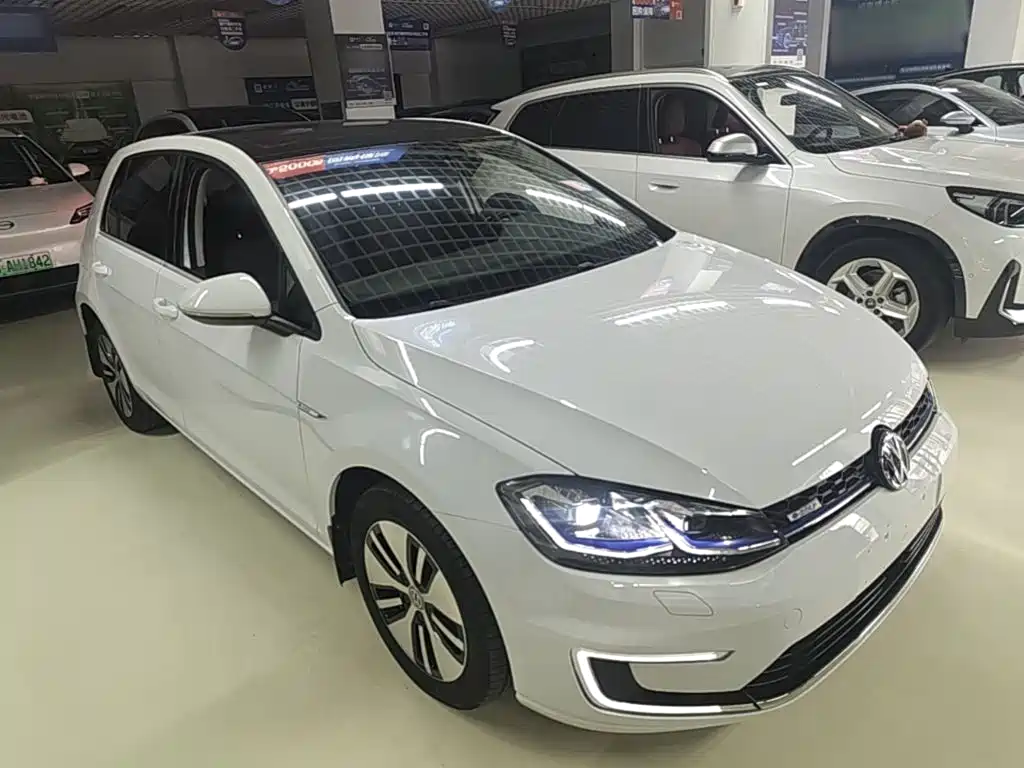 Volkswagen Golf EV 2020 — фото 4