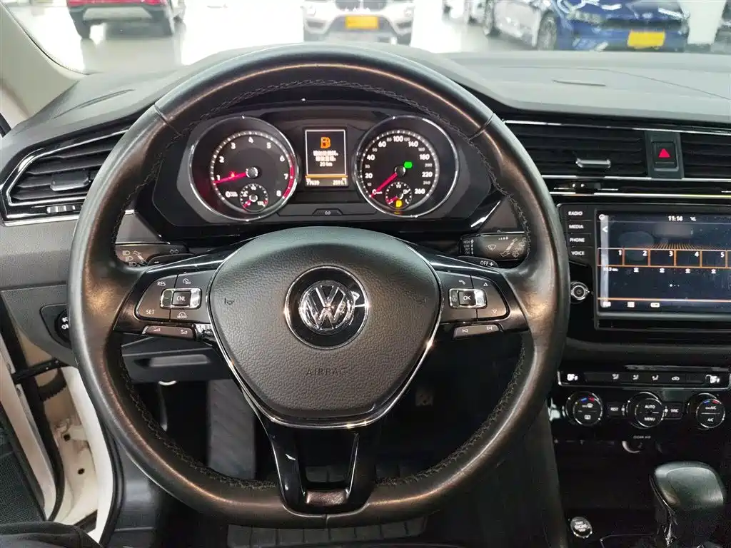 Volkswagen Tiguan L 2018 — фото 11