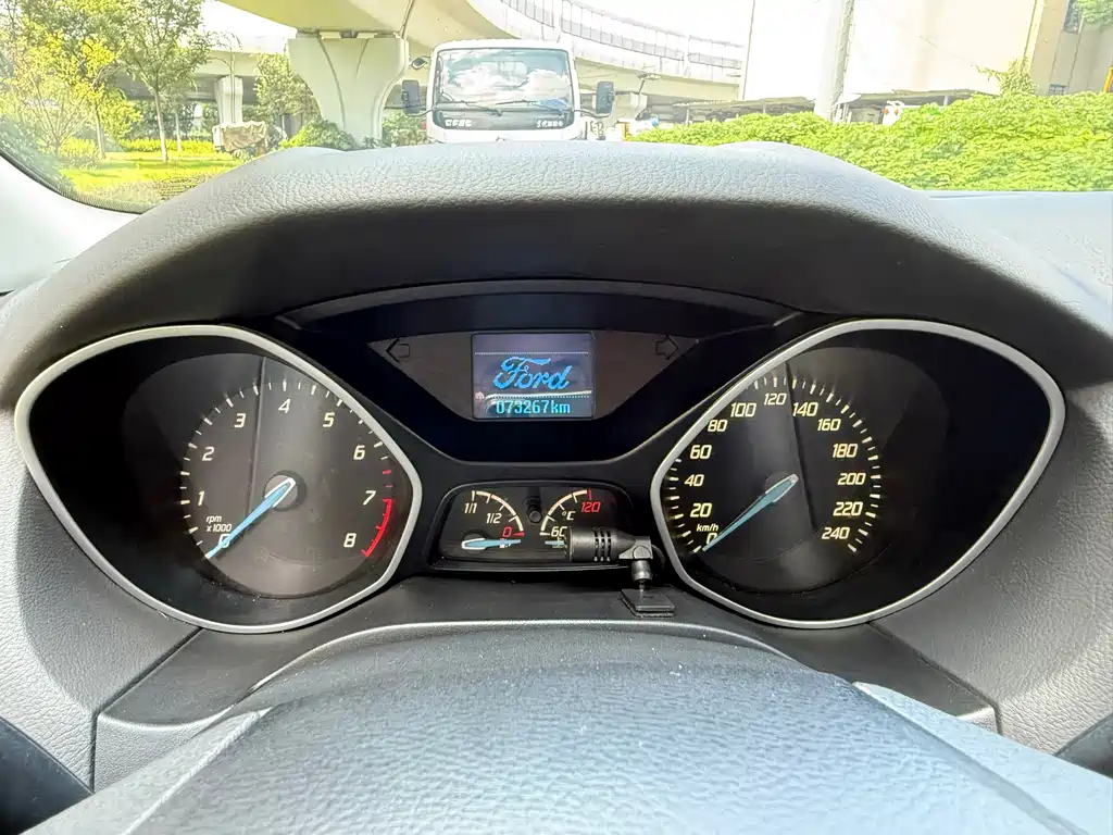 Ford Focus 2014 — фото 10
