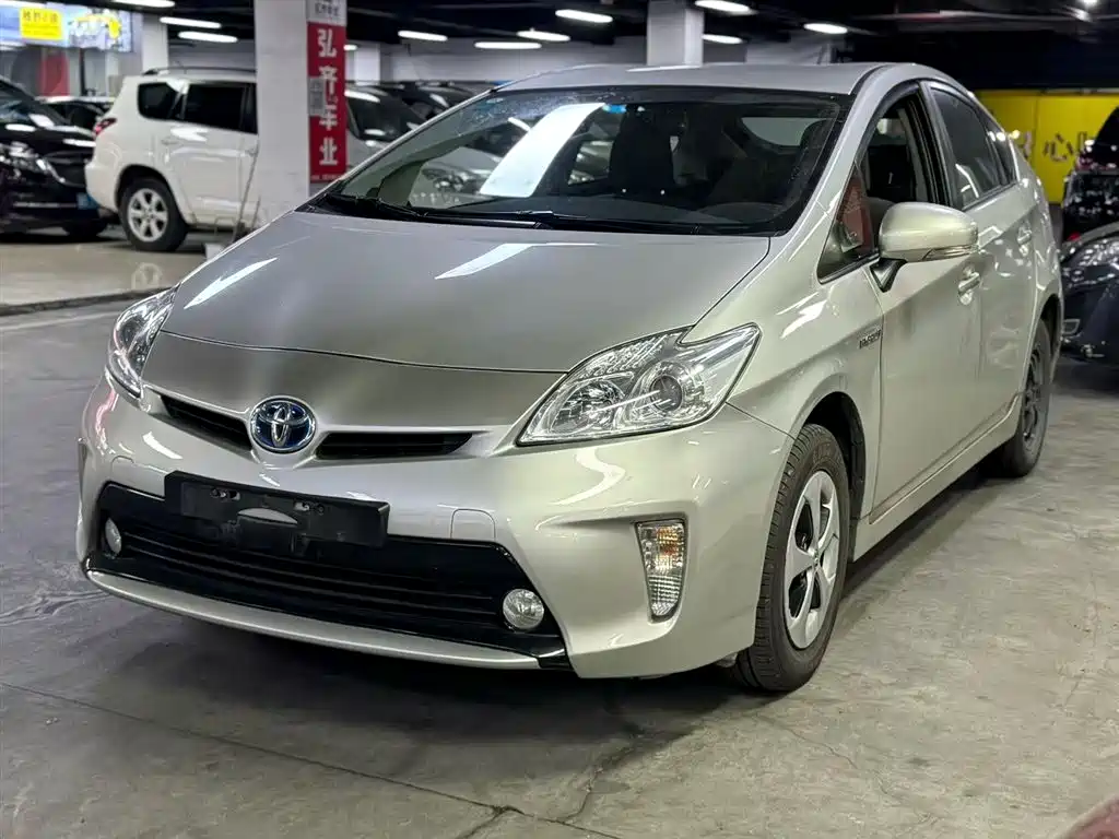 Toyota Prius 2015 — фото 1