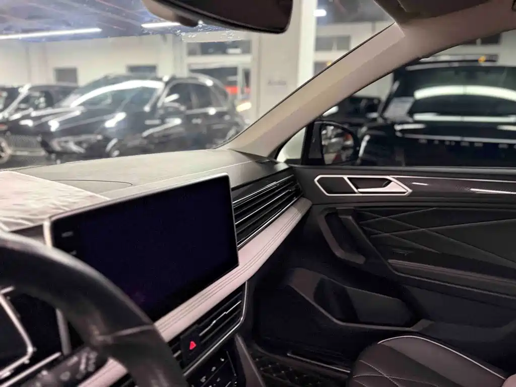 Volkswagen Tiguan L 2023 — фото 10