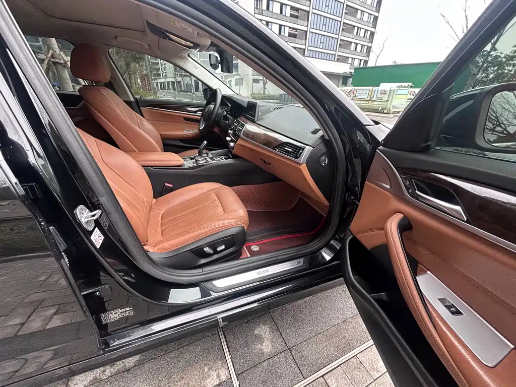 BMW 5 Series 2018 — фото 15