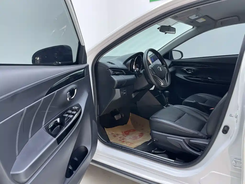 Toyota Yaris L 2023 — фото 26