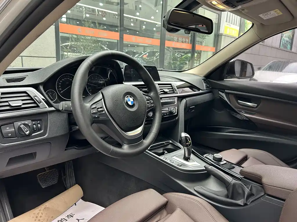 BMW 3 Series 2018 — фото 10