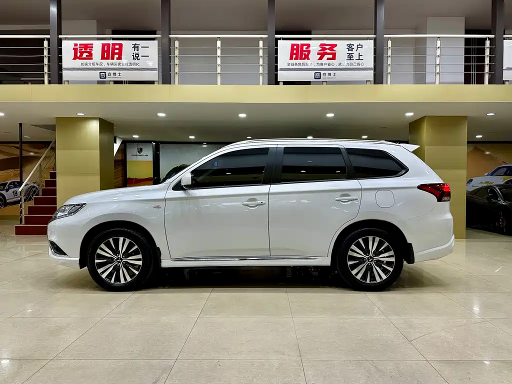 Mitsubishi Outlander 2021 — фото 2
