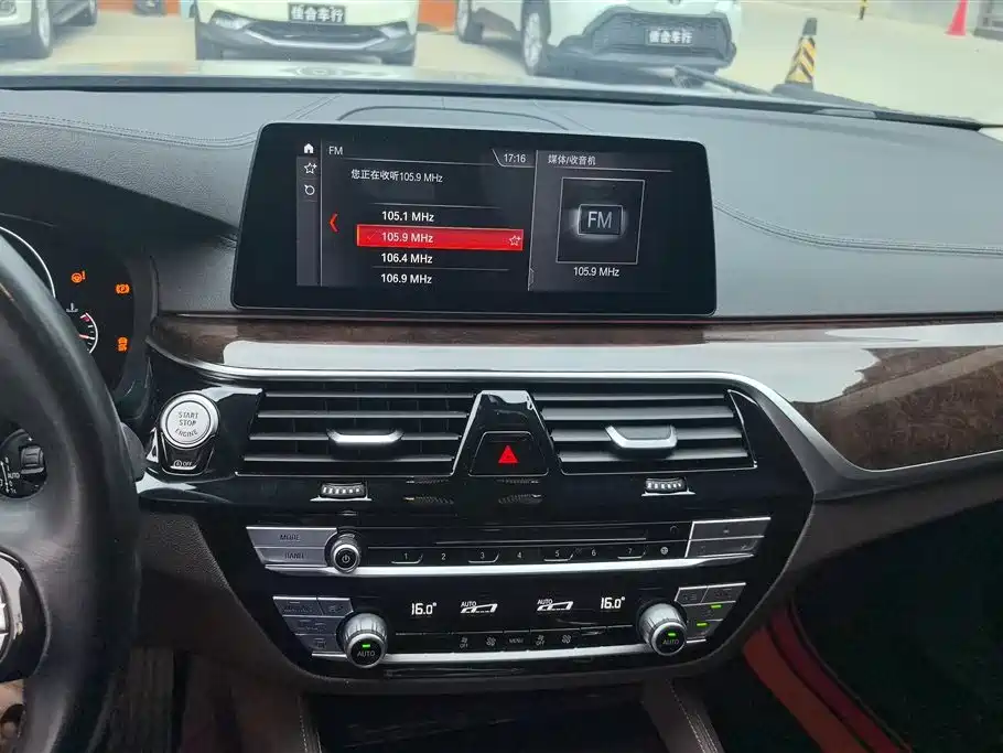 BMW 5 Series 2019 — фото 13