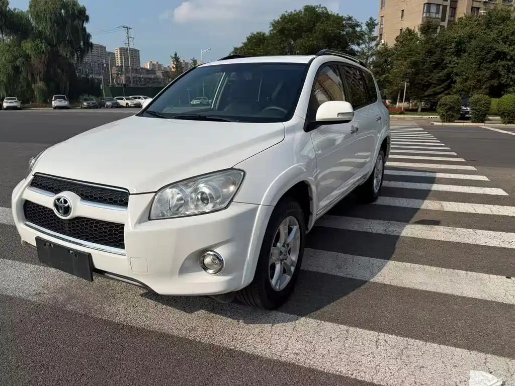 Toyota RAV4 2012 — фото 2
