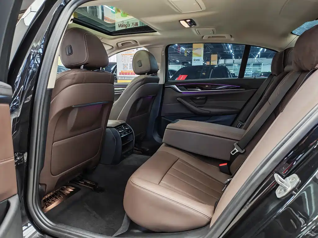 BMW 5 Series 2019 — фото 12