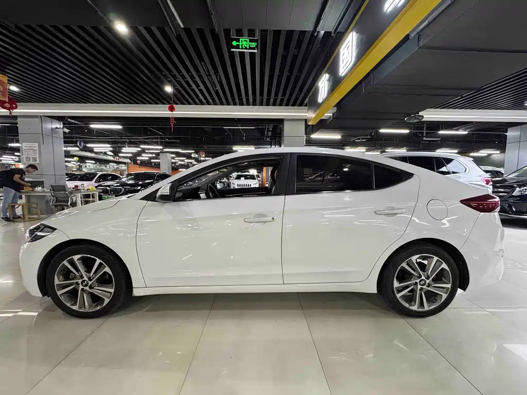Hyundai Elantra 2016 — фото 3