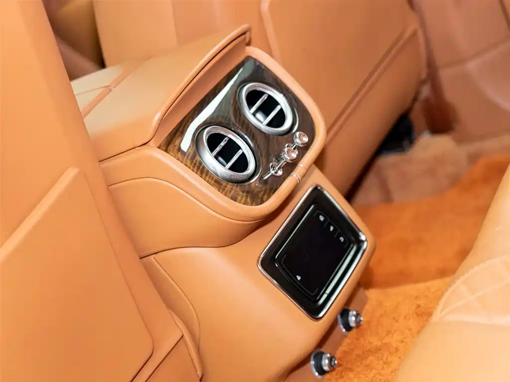 Bentley Bentayga 2018 — фото 13