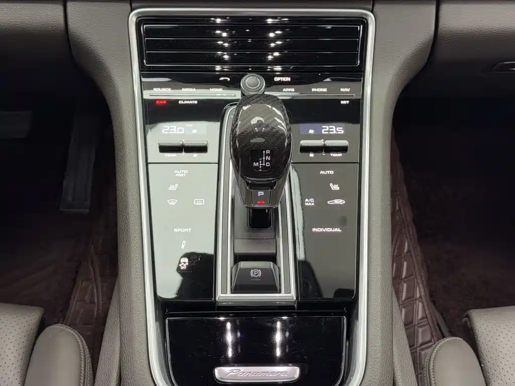 Porsche Panamera 2018 — фото 16