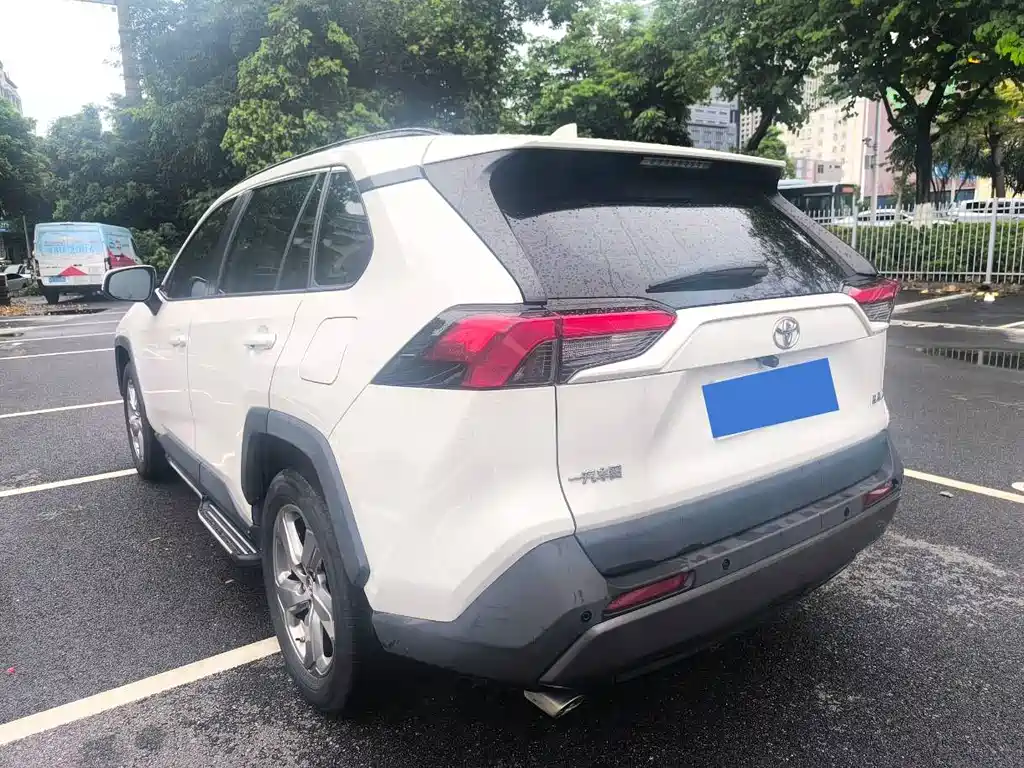 Toyota RAV4 2021 — фото 10