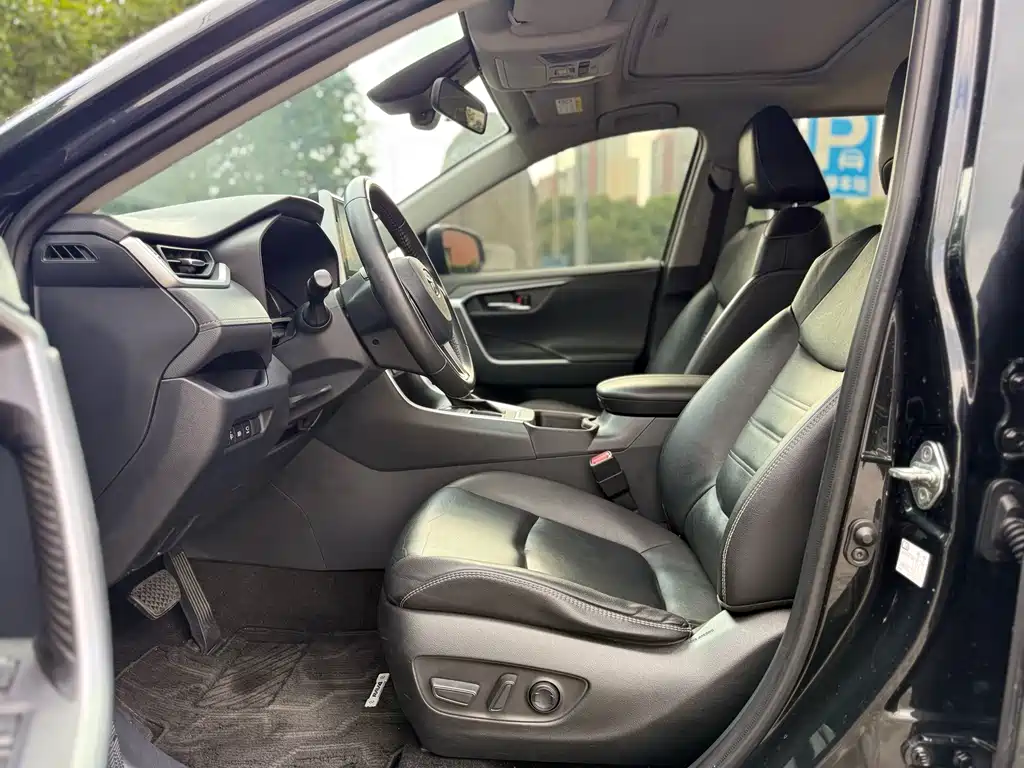 Toyota RAV4 2020 — фото 13