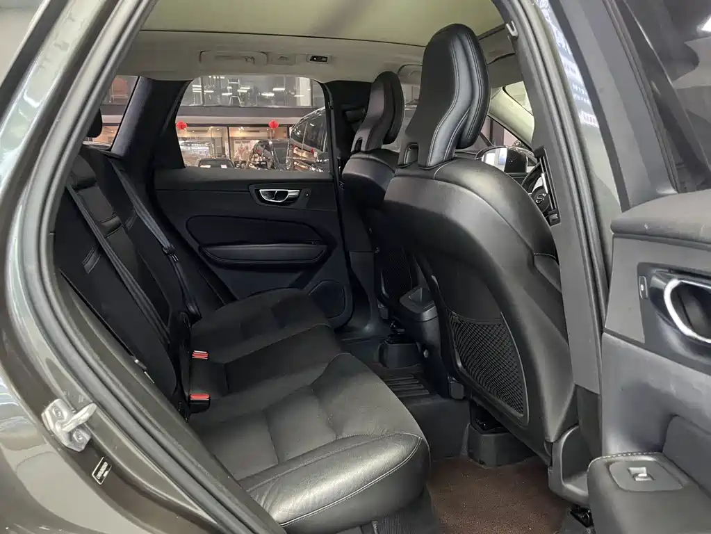Volvo XC60 2019 — фото 19