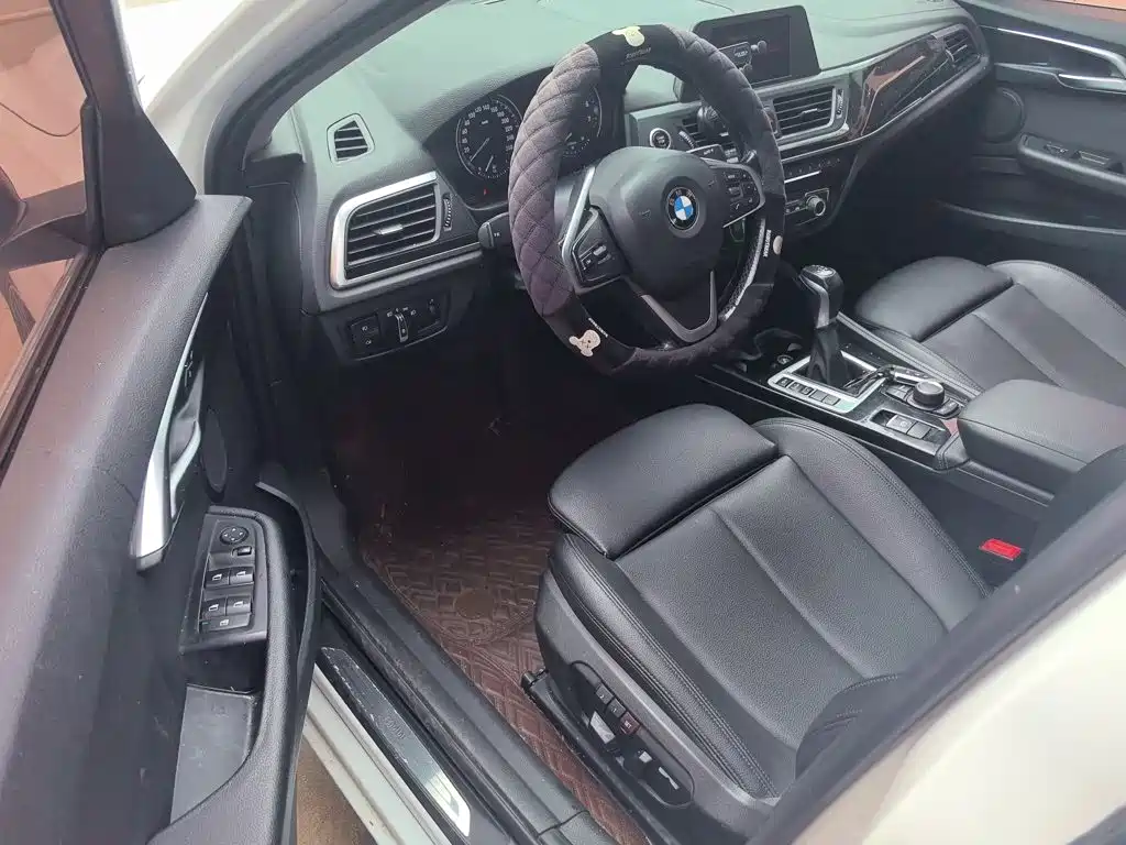 BMW 1 Series 2018 — фото 16