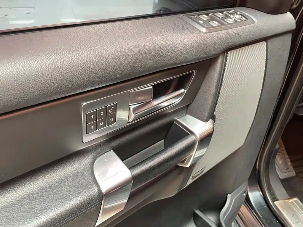 Land Rover Discovery 2016 — фото 23