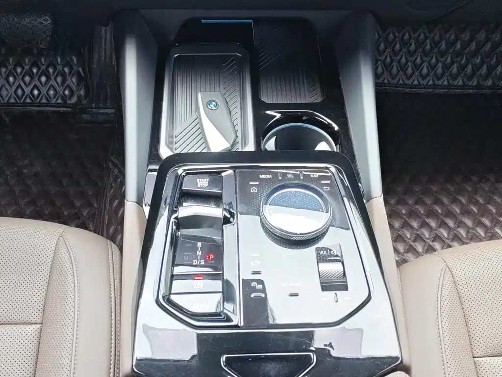 BMW 5 Series 2025 — фото 16