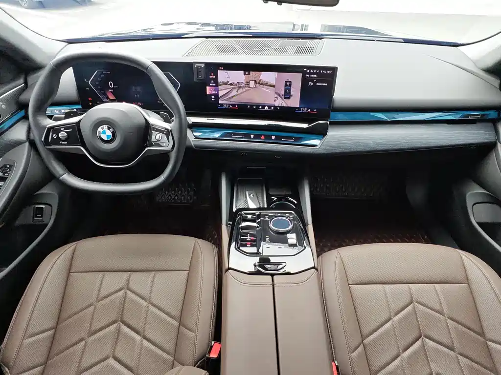 BMW 5 Series 2025 — фото 18