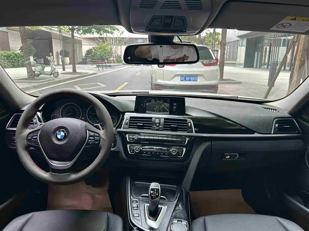 BMW 3 Series 2017 — фото 18