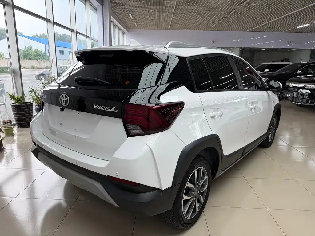 Toyota Yaris L 2022 — фото 16