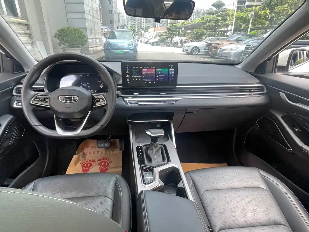 Geely Emgrand 2022