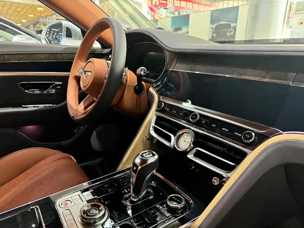 Bentley Flying Spur — фото 8
