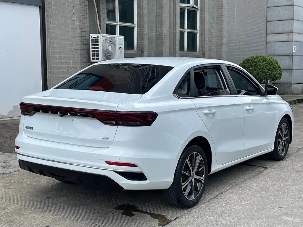 Geely Emgrand 2022 — фото 10