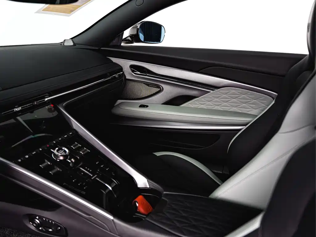 Aston Martin DB12 — фото 17