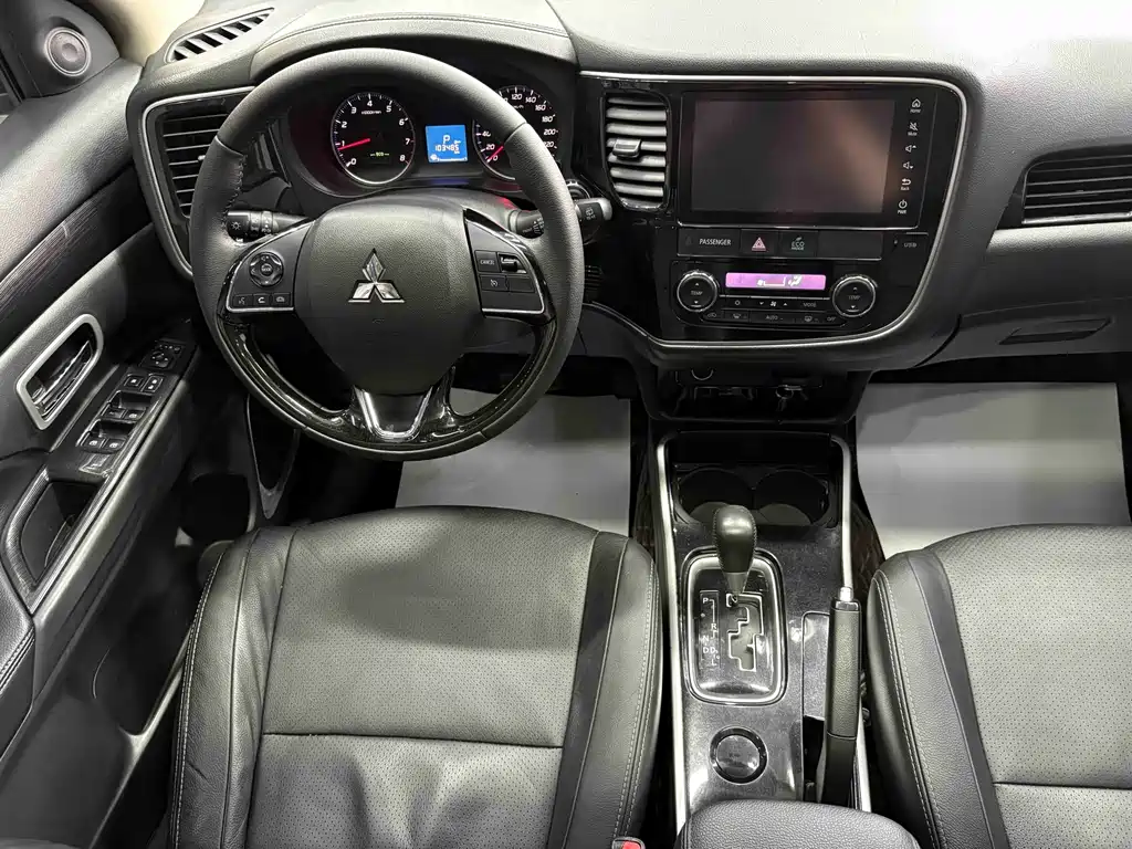 Mitsubishi Outlander 2017 — фото 11