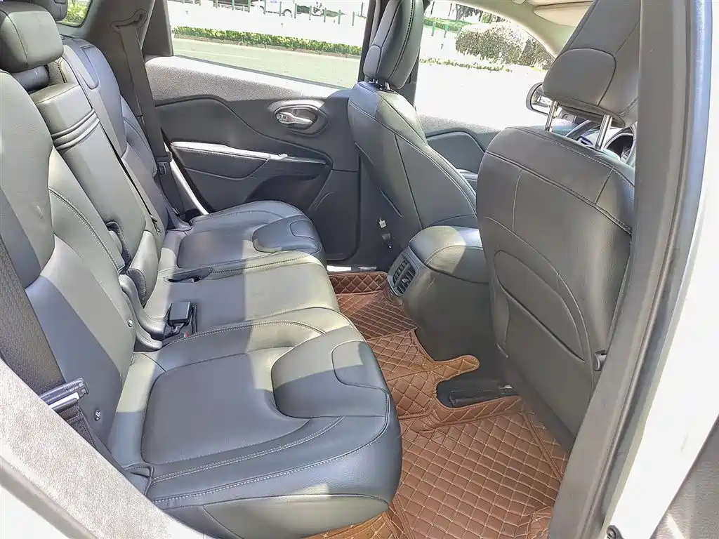 Jeep Cherokee 2019 — фото 11