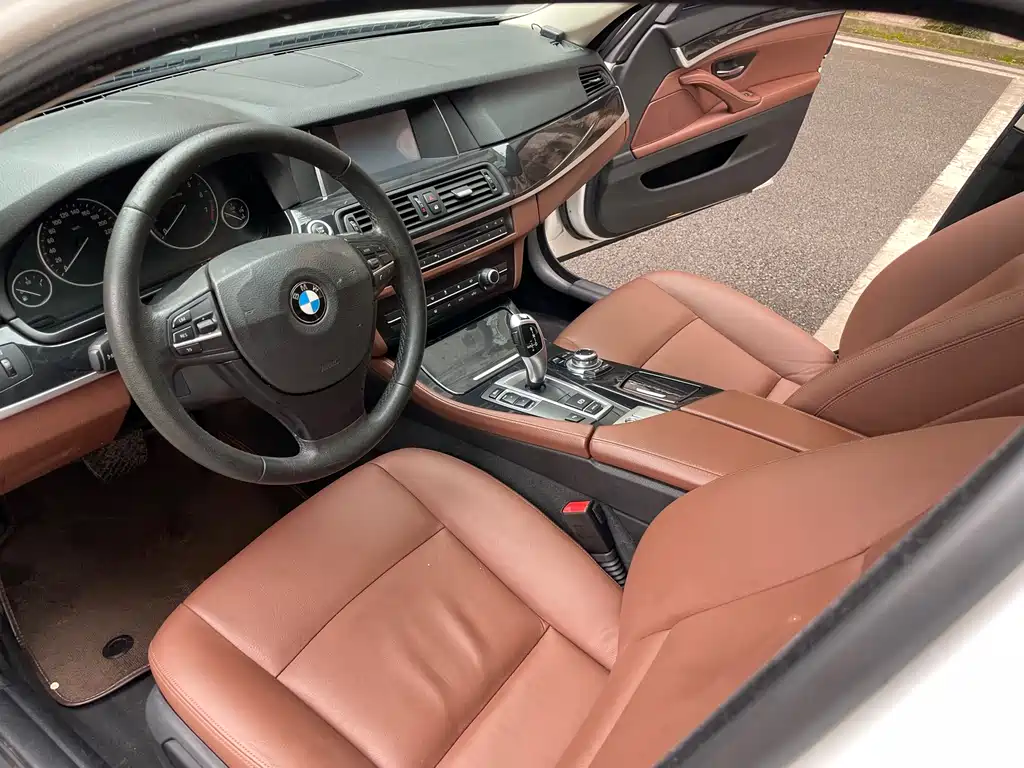 BMW 5 Series 2015 — фото 11