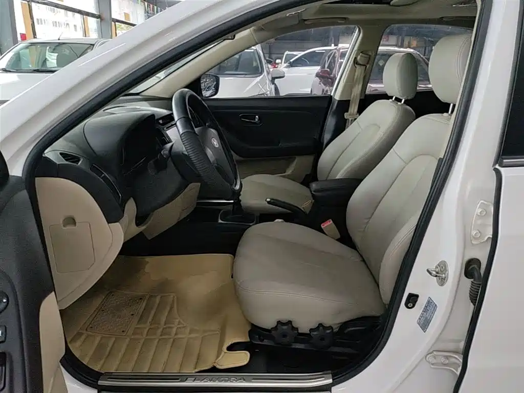 Hyundai Elantra 2015 — фото 15