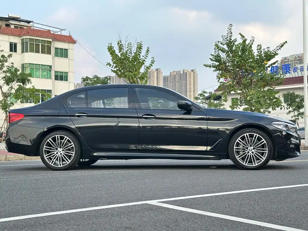BMW 5 Series 2018 — фото 15