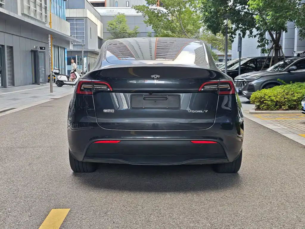 Tesla Model Y 2025 — фото 17