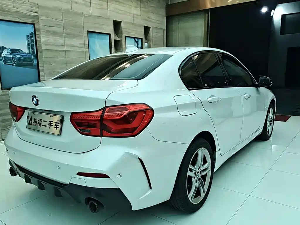 BMW 1 Series 2021 — фото 16