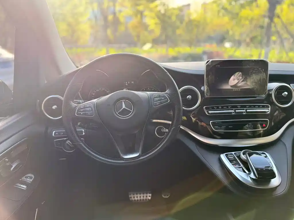 Mercedes-Benz V-Class 2020 — фото 17
