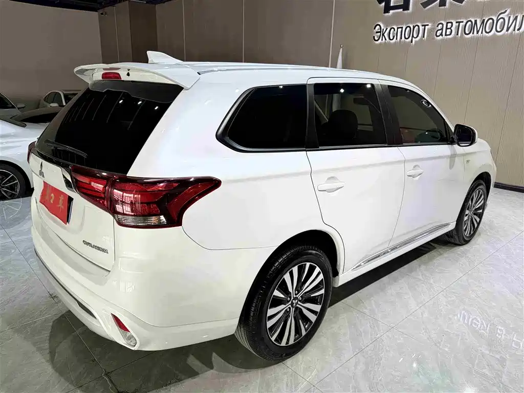 Mitsubishi Outlander 2022 — фото 4