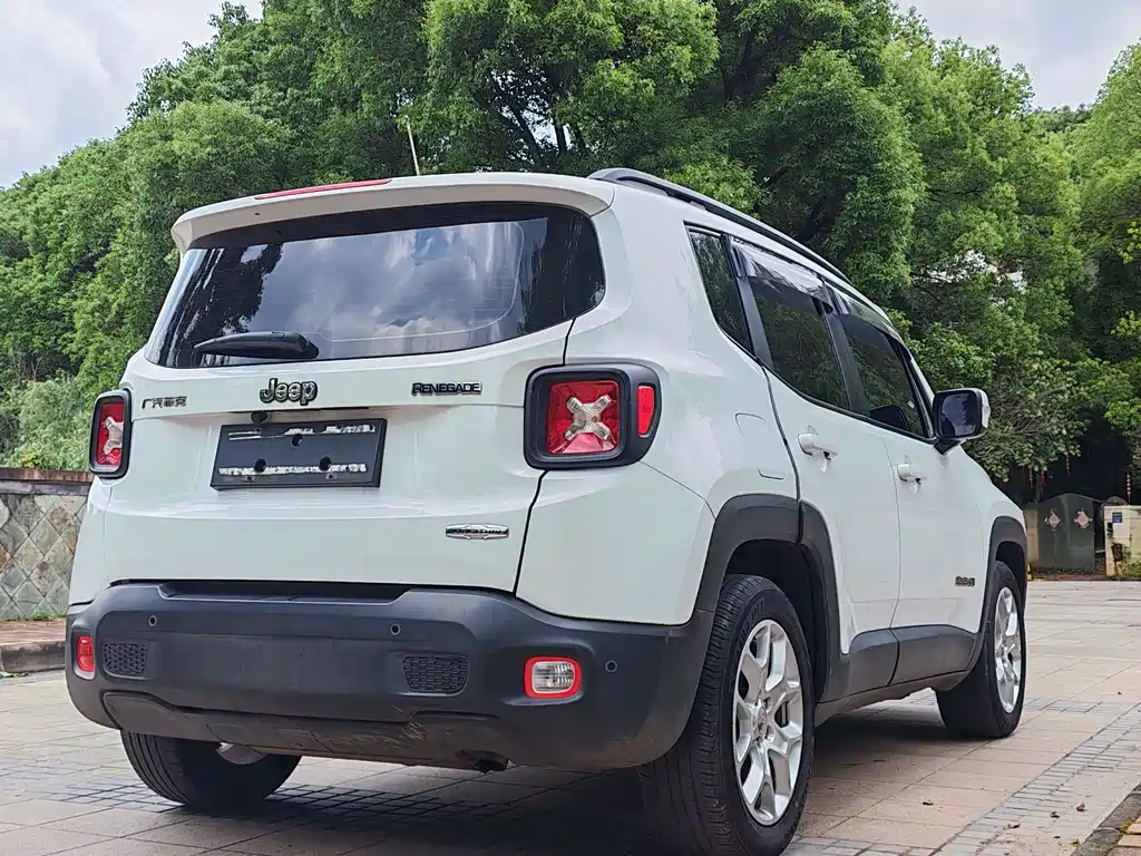 Jeep Renegade 2017 — фото 9