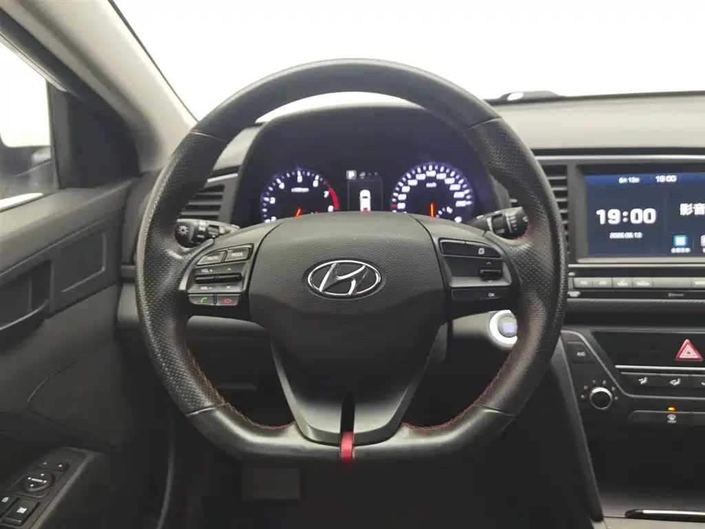 Hyundai Elantra 2019 — фото 11