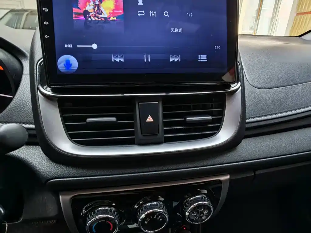 Toyota Yaris L 2022 — фото 12