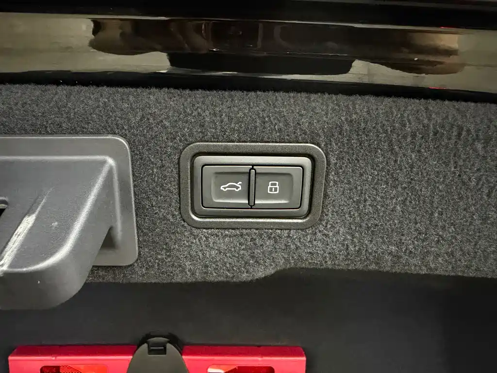 Audi A8 2019 — фото 25