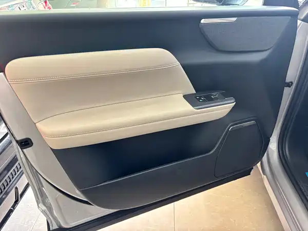 Volvo XC70 Plug-In Hybrid 2025